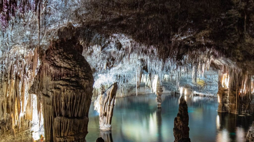 Caves in Spain: spectacular underground cave tours Drach Caves in Mallorca have amazing underwater lakes
